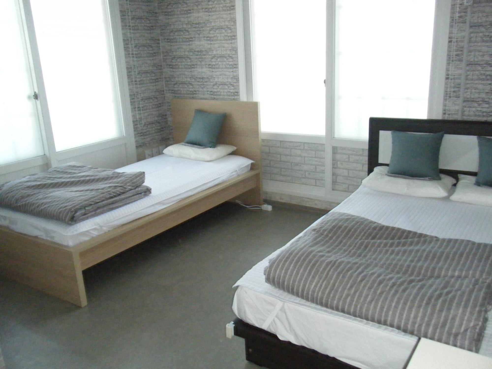 Blue Door Hostel Guesthouse Sokcho Exterior foto